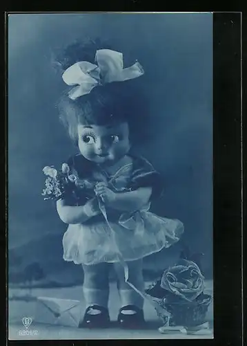 AK Puppe im Kleid mit Schleife und Blumen