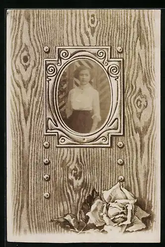 Foto-AK Junge Dame in Bluse und Rock im Baum, Passepartout