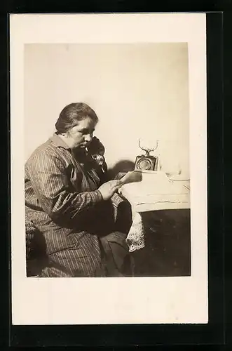 Foto-AK Ältere Frau im gestreiften Kleid sitzt am Telefon