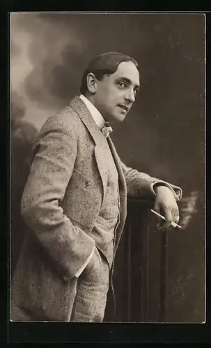 AK Junger Herr im Anzug raucht eine Zigarette