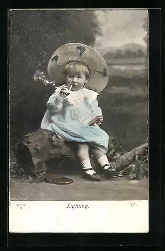 AK Lighting, Kleines Mädchen im Kleid raucht eine Zigarette