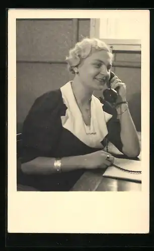 Foto-AK Junge blonde Frau am Telefon