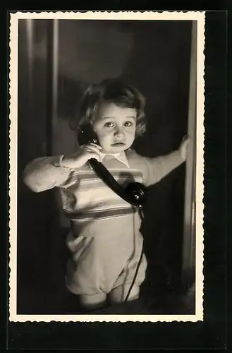 Foto-AK Kleiner Junge mit einem Telefonhörer