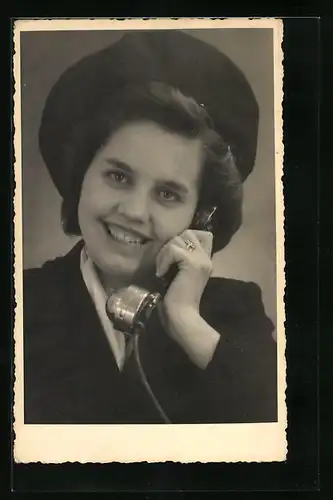 Foto-AK Junge lächelnde Frau am Telefon