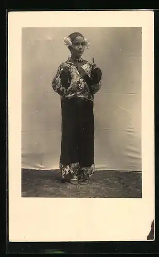 Foto-AK Junger Mensch im Faschingskostüm