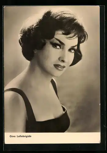 AK Schauspielerin Gina Lollobrigida im Trägerkleid