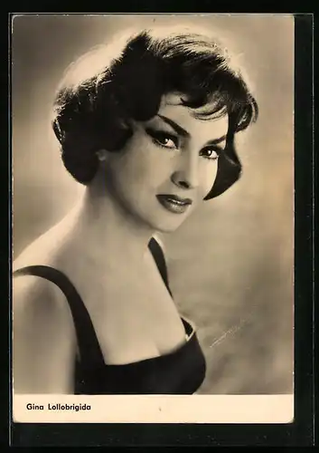 AK Schauspielerin Gina Lollobrigida im Sommerkleid