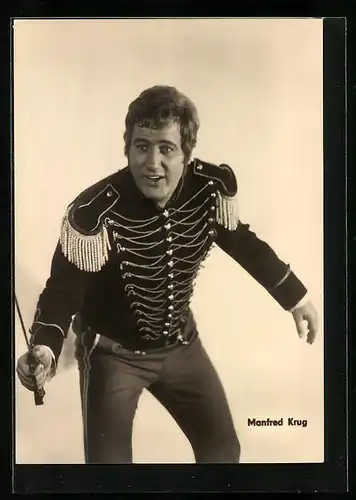 AK Schauspieler Manfred Krug in Uniform mit gezücktem Degen