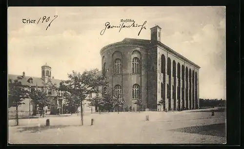 AK Trier, Strassenpartie mit Basilika