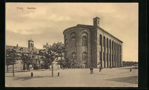 AK Trier, Strassenpartie mit Basilika