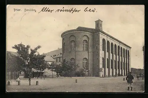 AK Trier, Strassenpartie mit Basilika