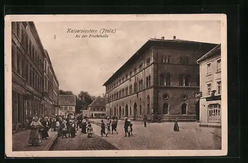 AK Kaiserslautern /Pfalz, Strassenpartie an der Fruchthalle