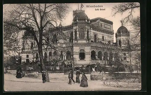 AK Wiesbaden, Strassenpartie am Cafe Orient
