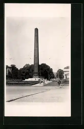 Foto-AK München, Obelisk am Karolinenplatz