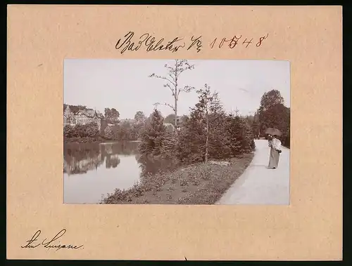 Fotografie Brück & Sohn Meissen, Ansicht Bad Elster, Promenade am Luisasee, Dame mit Sonnenschirm