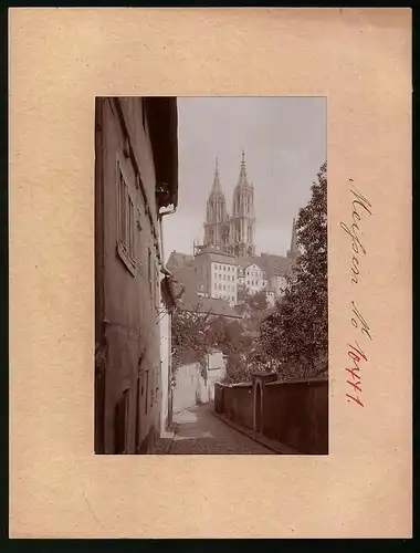 Fotografie Brück & Sohn Meissen, Ansicht Meissen i. Sa., Leinewebergasse mit Blick auf die Westtürme des Doms