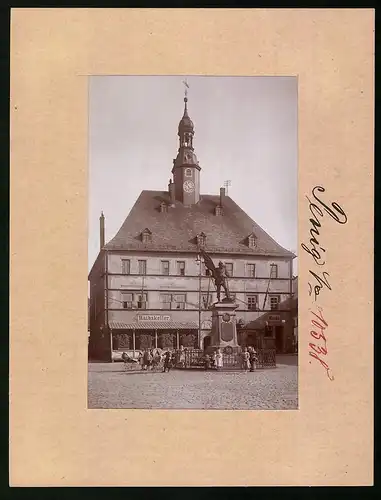 Fotografie Brück & Sohn Meissen, Ansicht Penig a. d. Mulde, Blick auf das Rathaus mit Wache und Restaurant Rathskeller