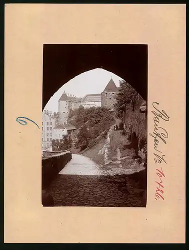 Fotografie Brück & Sohn Meissen, Ansicht Bautzen, Blick durch das Mühltor auf das Schloss