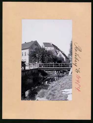 Fotografie Brück & Sohn Meissen, Ansicht Radeberg, Partie an der Röder mit Brücke und spielenden Kindern