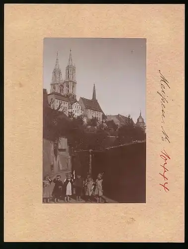Fotografie Brück & Sohn Meissen, Ansicht Meissen i. Sa., Blick auf die Oberstadt mit Dom, Kinder am Weg zum Schloss