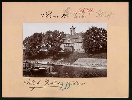 Fotografie Brück & Sohn Meissen, Ansicht Riesa a. Elbe, Elbpartie mit Blick auf das Schloss Gröba, Hausboot