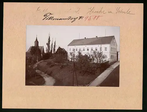 Fotografie Brück & Sohn Meissen, Ansicht Oberdittmannsdorf, Blick auf die Schule mit der Kirche