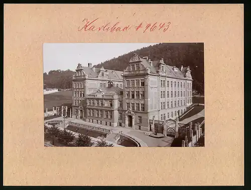 Fotografie Brück & Sohn Meissen, Ansicht Karlsbad, Blick auf das Neue Schulgebäude in der Habsburger Strasse