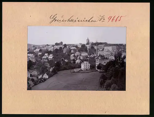 Fotografie Brück & Sohn Meissen, Ansicht Grünhainichen i. Sa., Ortsansicht mit Jalousie- u. Rollandefabrik Louis Richter