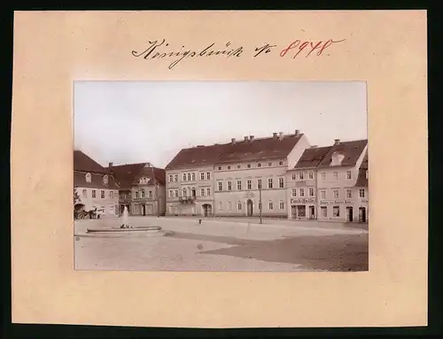 Fotografie Brück & Sohn Meissen, Ansicht Königsbrück, Marktplatz mit Amtsgericht, Gasthof zum Hirsch, Fischhalle, Bäcker