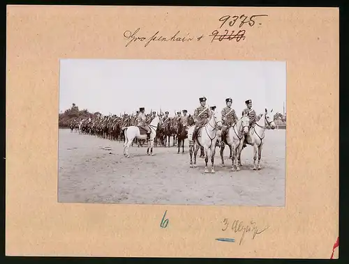 Fotografie Brück & Sohn Meissen, Ansicht Grossenhain i. Sa., Kolonne zu Vieren Husaren-Regiment König Albert Nr. 18