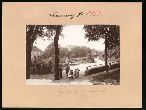 Fotografie Brück & Sohn Meissen, Ansicht Kamenz, Schillerpromenade mit Springbrunnen