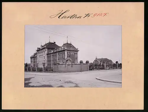 Fotografie Brück & Sohn Meissen, Ansicht Hartha, Bürgerschule mit Turnhalle, Schule, Schulhaus am Strasseneck