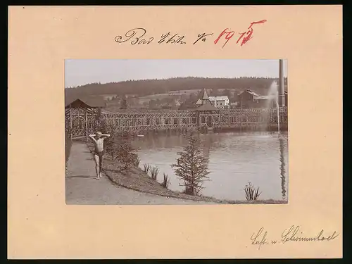 Fotografie Brück & Sohn Meissen, Ansicht Bad Elster, Badegast in Badehose am Luft - unde Schwimmbad