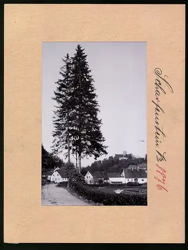 Fotografie Brück & Sohn Meissen, Ansicht Scharfenstein, Strasse am Ortsrand mit Schloss im Hintergrund