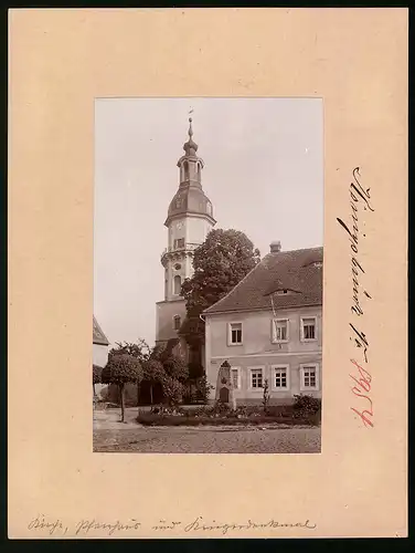 Fotografie Brück & Sohn Meissen, Ansicht Königsbrück, Kirche, Pfarrhaus & Kriegerdenkmal