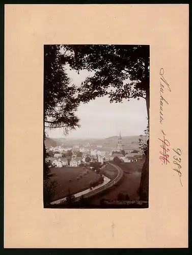 Fotografie Brück & Sohn Meissen, Ansicht Neuhausen i. Erzg., Eisenbahngleise mit Blick auf die Stadt, Kirche