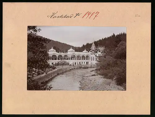 Fotografie Brück & Sohn Meissen, Ansicht Karlsbad, Flusspartie mit Blick auf das Cafe Kaiserpark