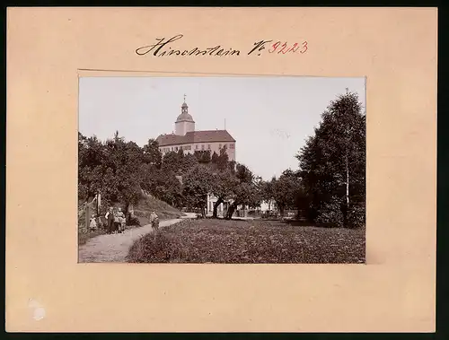 Fotografie Brück & Sohn Meissen, Ansicht Hirschstein a. Elbe, Feldweg an der Colonialwarenhandlung, Blick zum Schloss