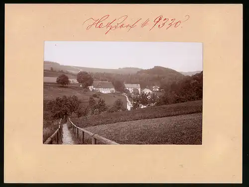 Fotografie Brück & Sohn Meissen, Ansicht Hetzdorf (Flöhatal), Blick auf den Ort mit Berg aus gesehen