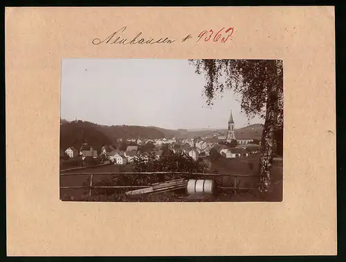Fotografie Brück & Sohn Meissen, Ansicht Neuhausen i. Sa., Blick auf den Ort mit Eisenbahngleisen