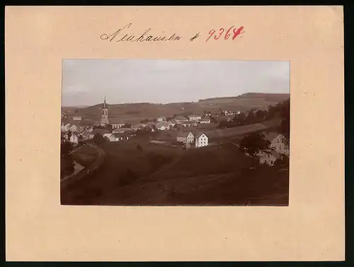 Fotografie Brück & Sohn Meissen, Ansicht Neuhausen i. Sa., Blick auf den Ort mit Eisenbahngleisen und Kirche
