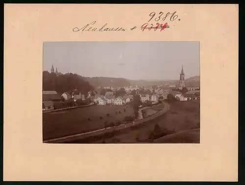 Fotografie Brück & Sohn Meissen, Ansicht Neuhausen i. Erzg., Eisenbahngleise mit Blick in den Ort und Kirche
