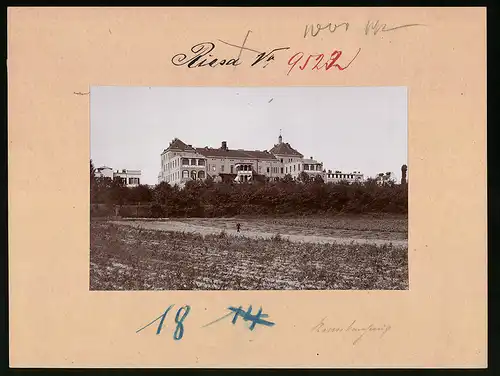 Fotografie Brück & Sohn Meissen, Ansicht Riesa a. Elbe, Blick auf das Krankenhaus, Knabe spaziert über das Feld