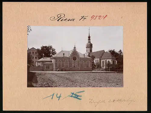 Fotografie Brück & Sohn Meissen, Ansicht Riesa a. Elbe, Blick auf die Turnhalle mit der Klosterkirche