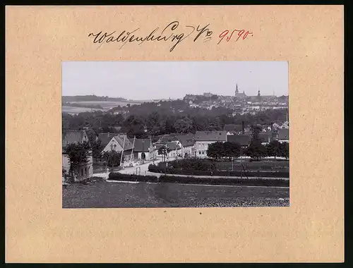 Fotografie Brück & Sohn Meissen, Ansicht Waldenburg i. Sa., Blick auf den Ort mit Bahnhübergang