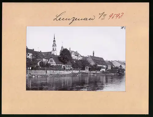 Fotografie Brück & Sohn Meissen, Ansicht Lunzenau, Blick von der Mulde auf den Ort mit Kirche