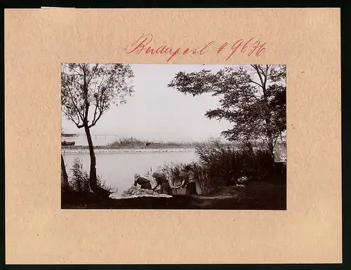 Fotografie Brück & Sohn Meissen, Ansicht Siofok, Waschfrauen am Ufer des Plattensee