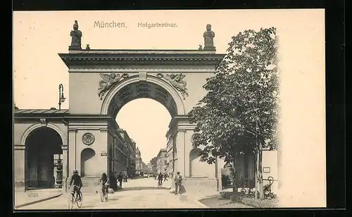 AK München, Hofgartentor mit Radfahrern