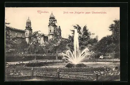 AK München, Blick vom Hofgarten gegen Theatinerkirche mit Fontäne
