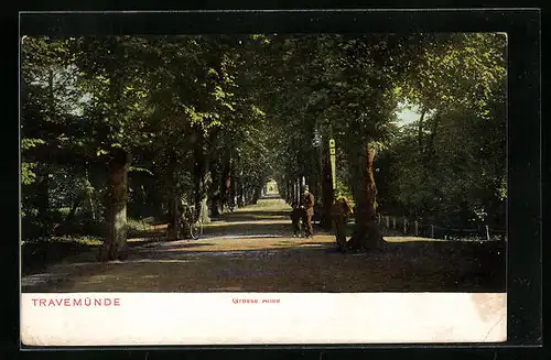 AK Travemünde, Grosse Allee mit Passanten